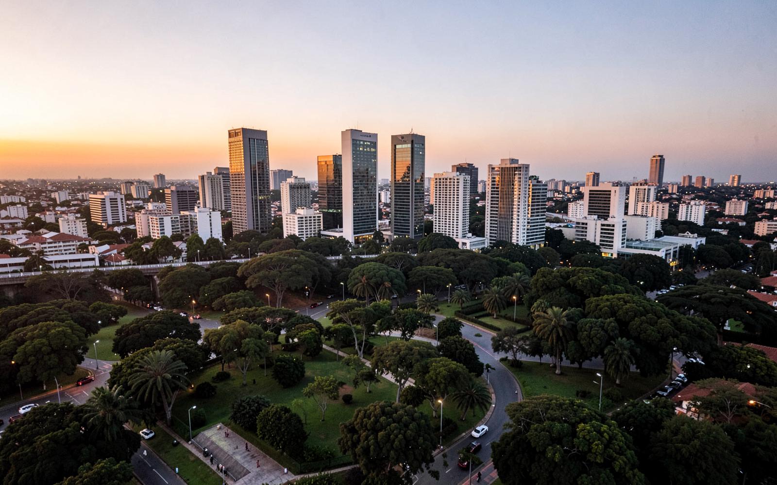 Vista aérea de Goiânia com parques arborizados ao entardecer